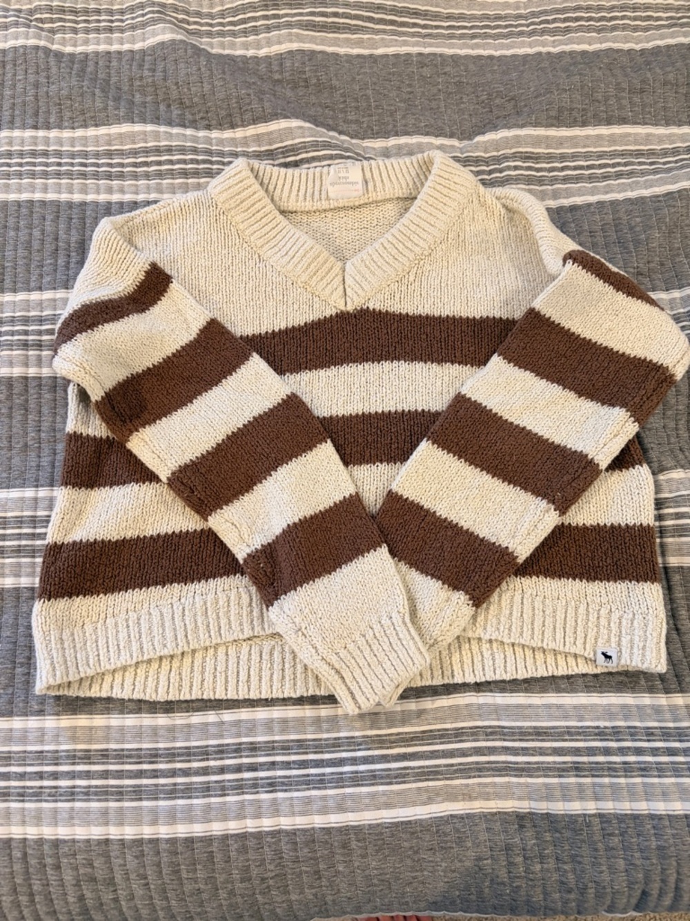 Abercrombie Kids Size 11/12 V-Neck Knit Sweater in Cream and Brown